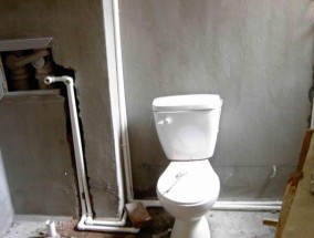 马桶水满了还在放水的原因及解决方法（探究马桶水满了还在放水的现象以及有效解决方案）