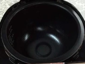 探究新电饭煲饭变黑的原因（揭秘电饭煲饭变黑的奥秘）