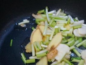 如何清洗油烟机，轻松炒牛肉丝（解决油烟机油垢困扰）