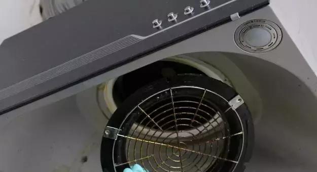 如何高效清洁油烟机上的油腻泥（使用简便方法彻底清除油烟机油腻泥）  第1张