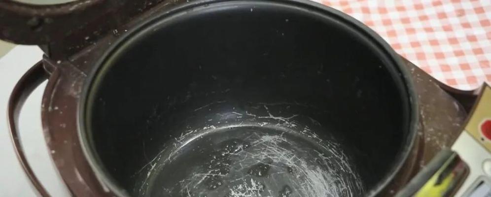 电饭煲污渍的清洁与处理方法（教你如何轻松清除电饭煲上的顽固污渍）  第1张