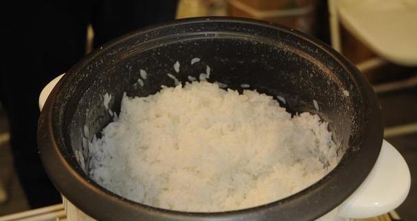 电饭煲蒸米硬了怎么办（解决电饭煲蒸米硬的方法）  第1张