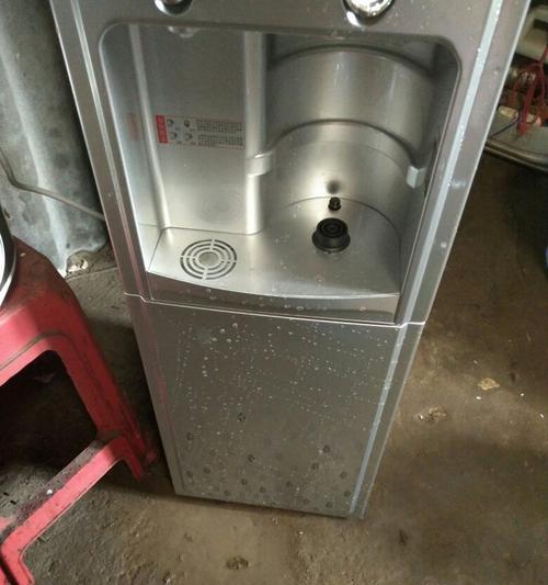 饮水机底部漏水的原因及解决方法（解析饮水机底部漏水的常见问题和解决方案）  第1张