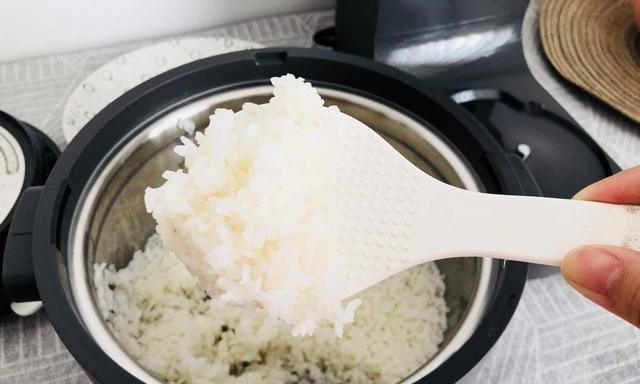 电饭煲煮米饭遇到水多的情况如何应对（解决电饭煲煮米饭水多的问题的实用方法）  第2张