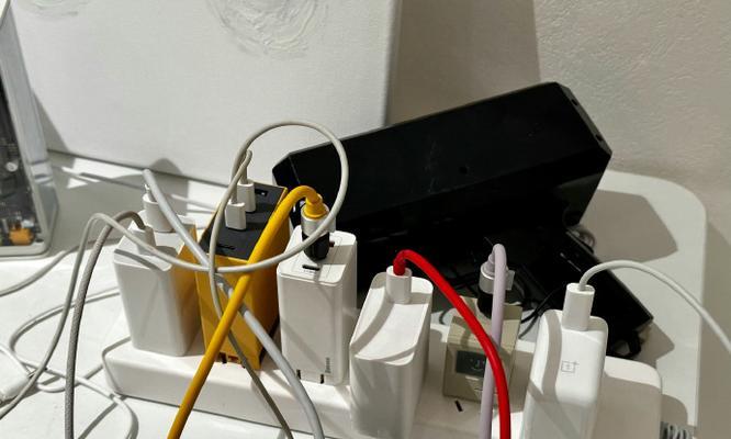 rog8原厂充电器的外观和性能如何？与第三方充电器有何区别？  第3张